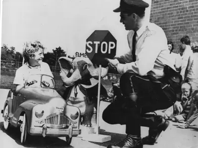 Officer teaching car safety lesson